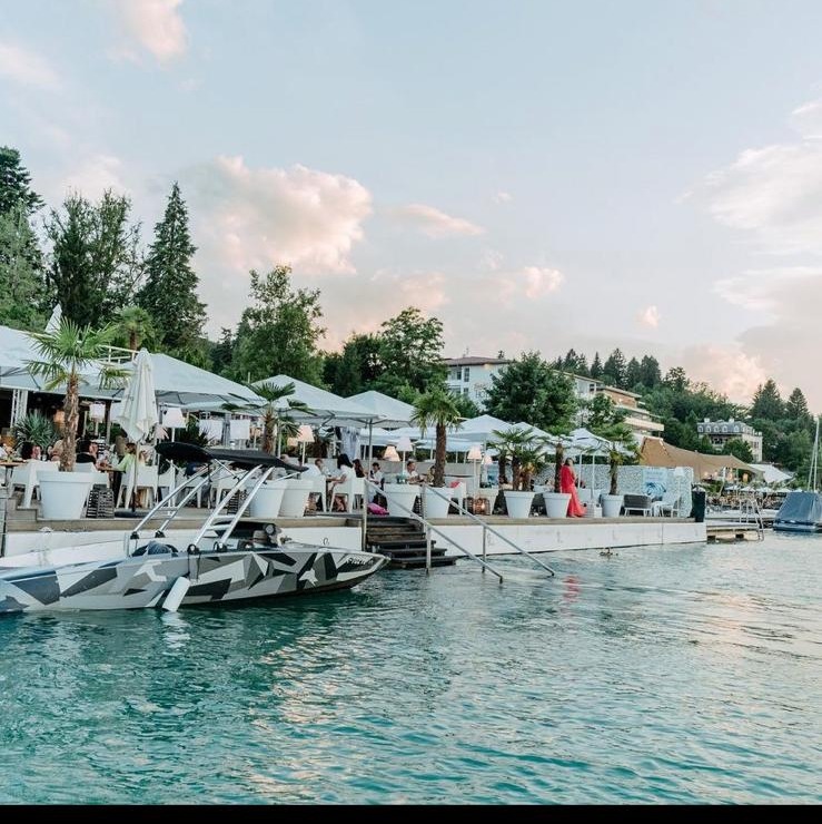 CLARA beim Restaurant Shuttle am Steg eines Seerestaurants in Velden